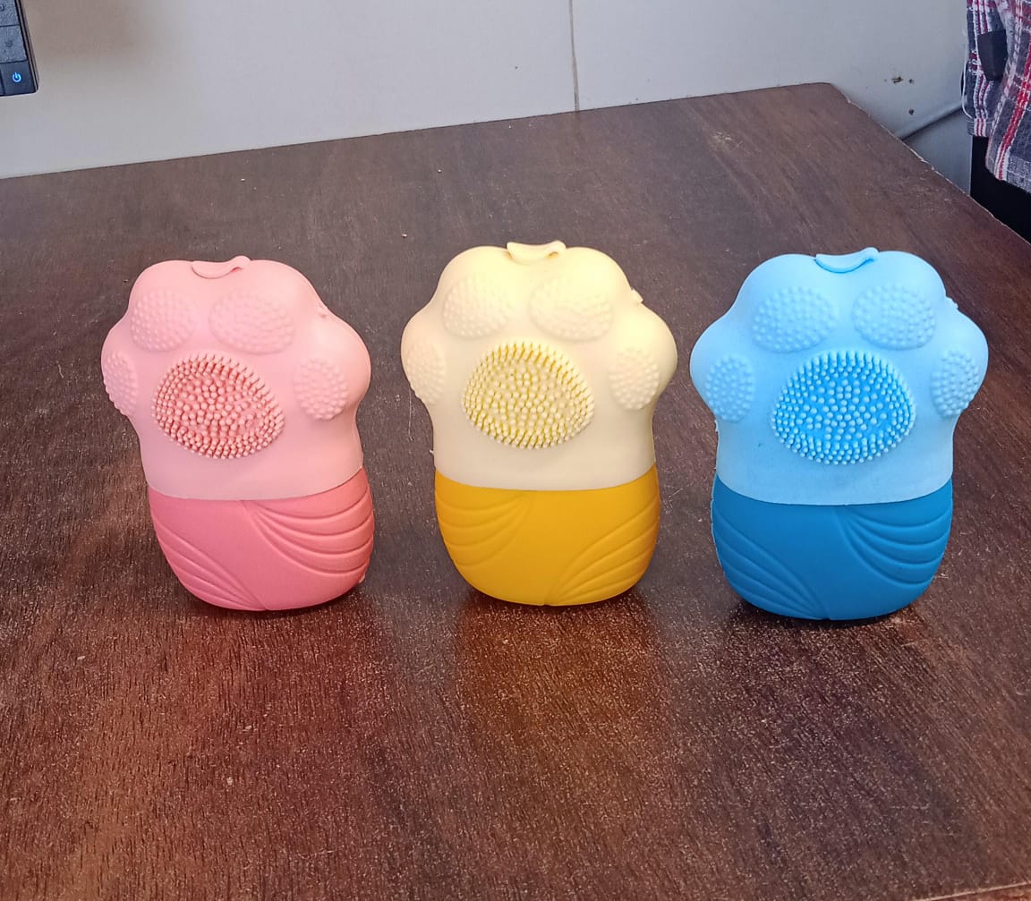 Non Slip Silicone Face Ice Cubes Easy Grip New Unique Shape Ice Roller Base Reusable For Beauty  ( 1 Pc )